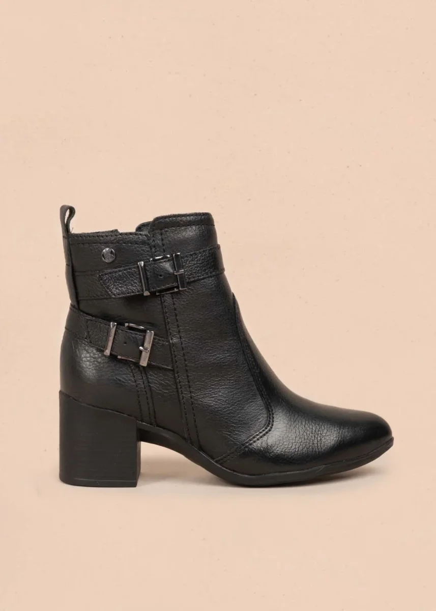 Botines en cuero color negro con correas 105707