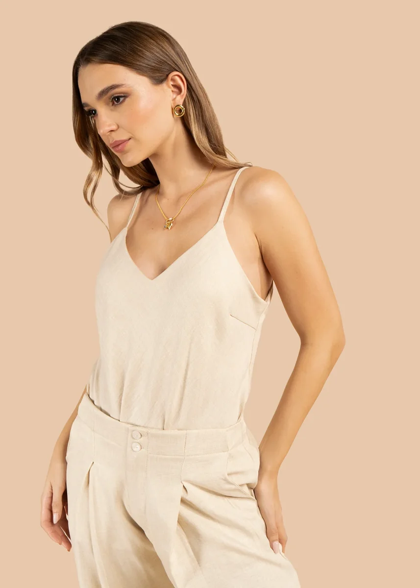 Blusa color beige con tirantes delgados y corte recto 105815