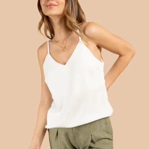 Blusa color blanco con tirantes delgados y corte recto 105815