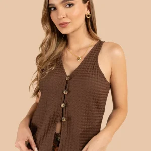 Blusa color café con textura y botones frontales 105830