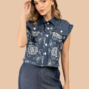 Blusa color azul oscuro con bordado floral y botones blancos 105839
