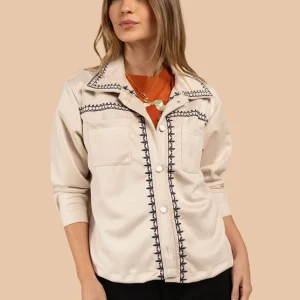 Chaqueta color beige con bolsillos frontales y bordado negro 105841
