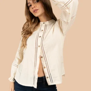 Blusa color beige con mangas largas y detalles en relieves 105851