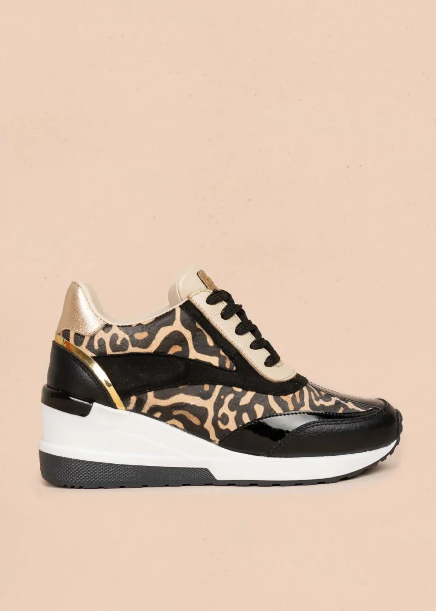 Deportivos en cuero color negro con folia animal print 105916