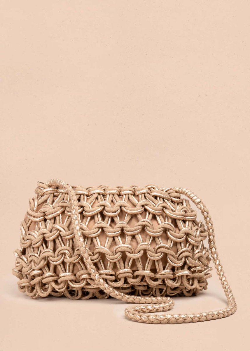 Bolso en tejido color camel con detalles dorados 105937