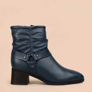 Bota en cuero color azul oscuro con efecto arrugado y detalles en metal 105945