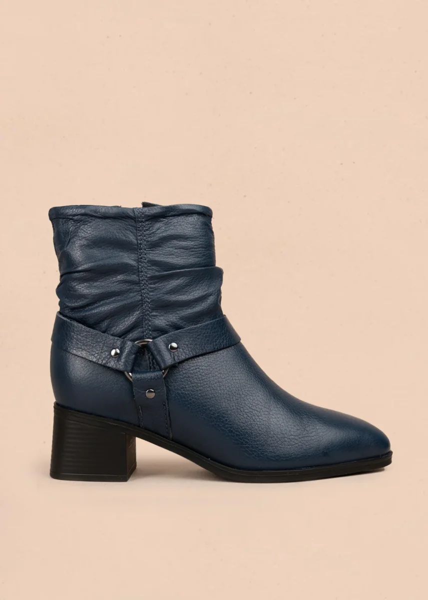 Bota en cuero color azul oscuro con efecto arrugado y detalles en metal 105945