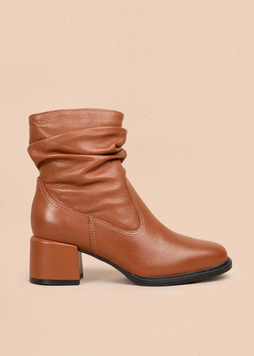 Bota en cuero color miel con estilo arrugado en la parte superior y acabado liso 105949