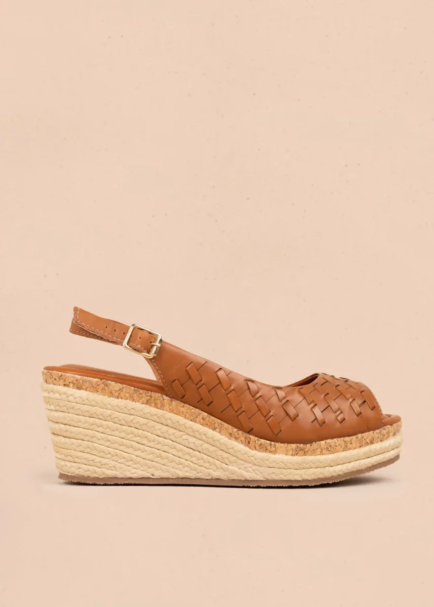 Sandalia en cuero color miel con diseño calado y plataforma en yute 105985
