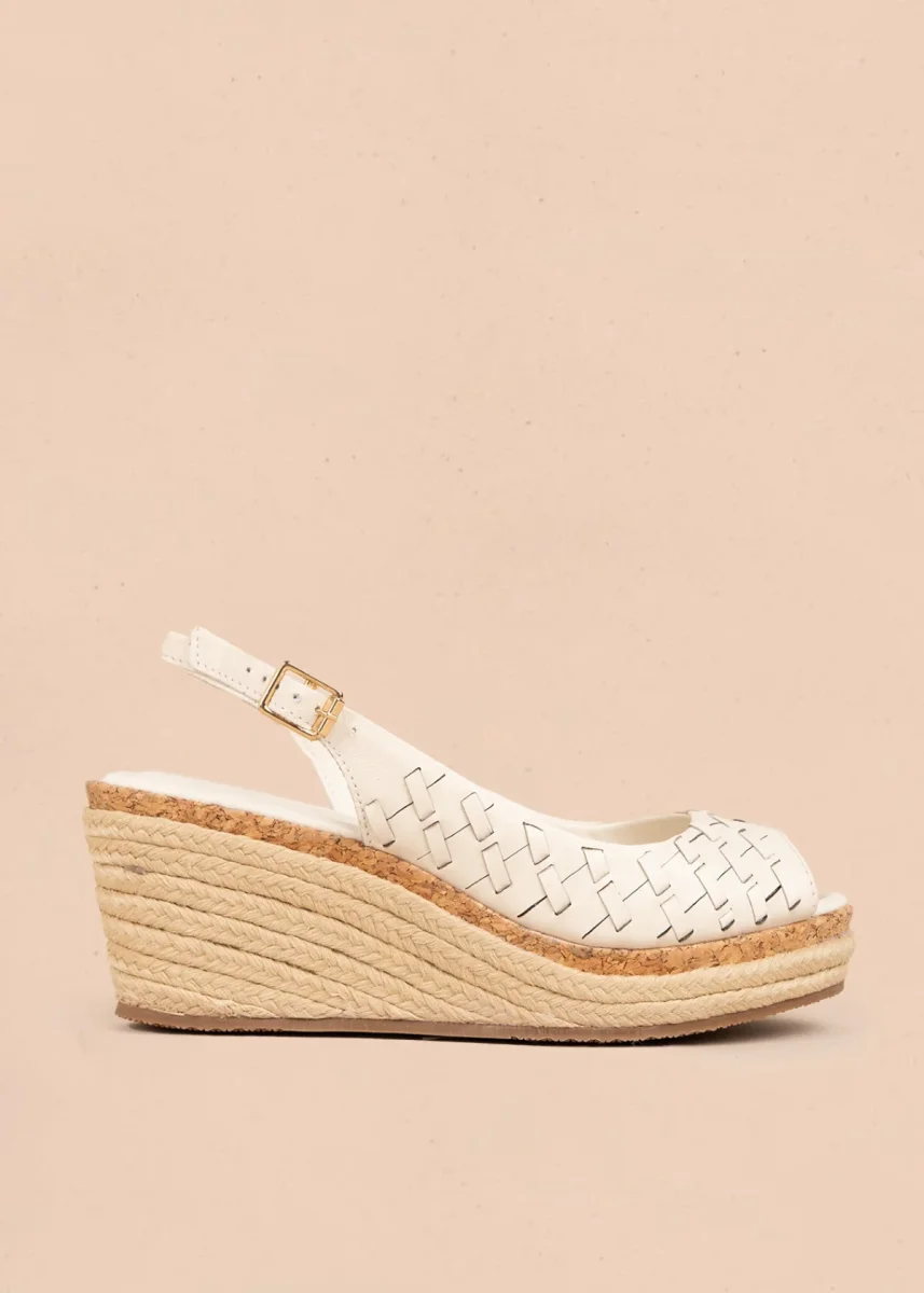Sandalia en cuero color talco con diseño calado y plataforma en yute 105985
