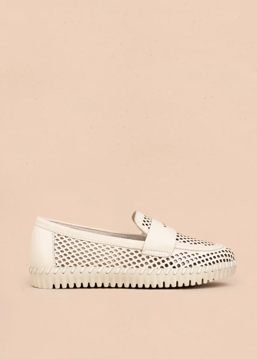 Mocasín en cuero color talco con perforaciones 105993