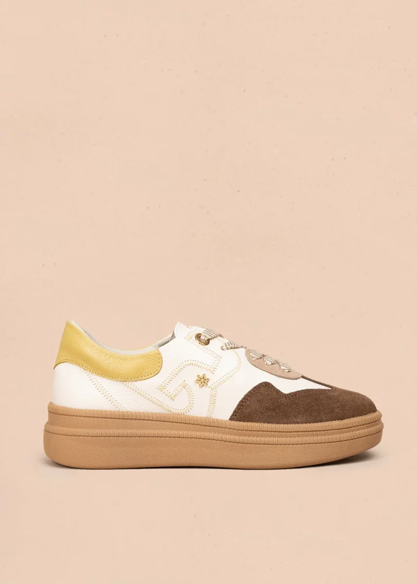 Deportivo en cuero color talco con detalle en gamuza y acento amarillo 106027