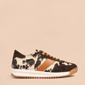 Deportivo en cuero color café con detalles animal print y toques naranja 106049