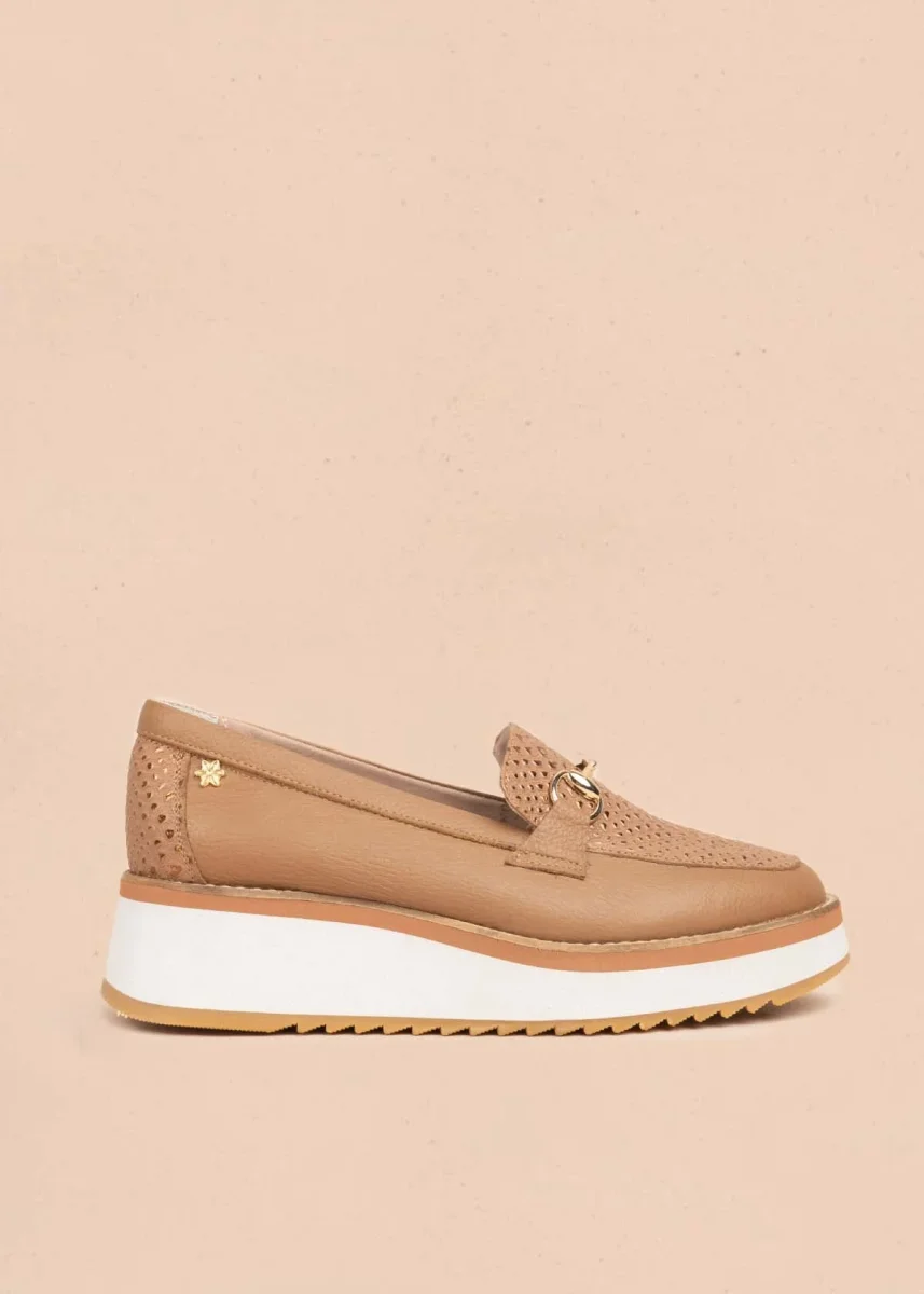 Mocasín en cuero color miel con textura croco y plataforma 106083