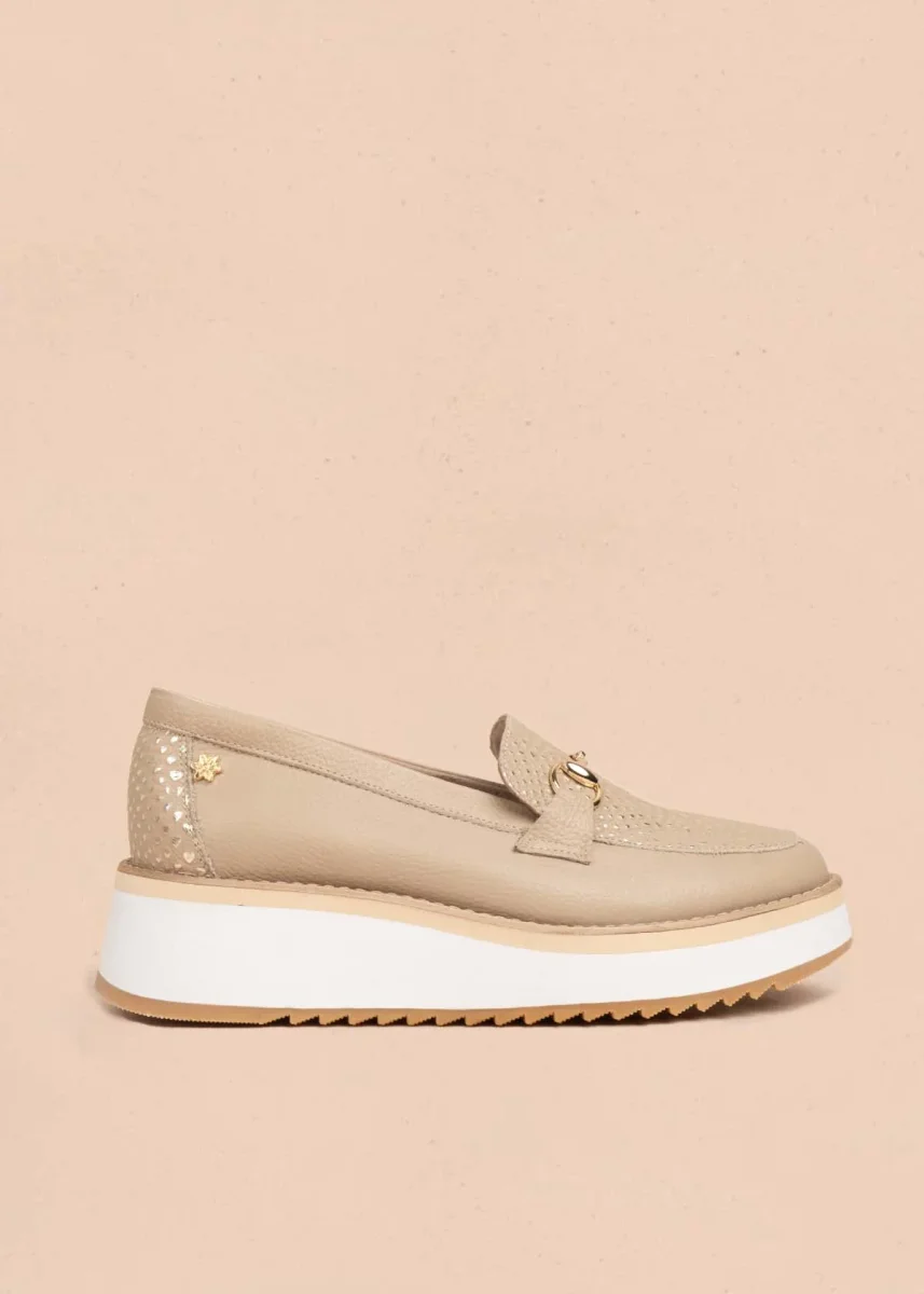 Mocasín en cuero color taupe con textura croco y plataforma 106083