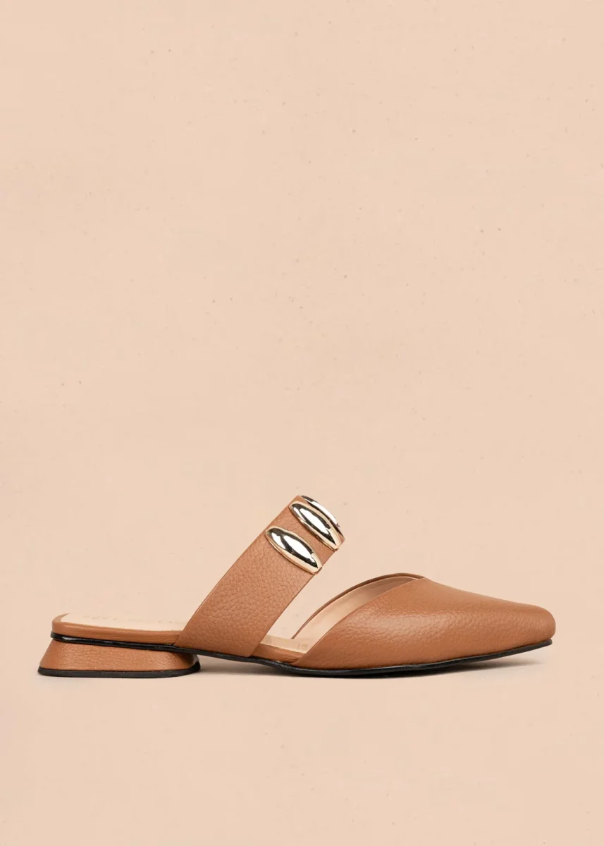 Zuecos en cuero color miel con apliques dorados 106150