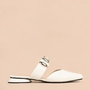 Zuecos en cuero color talco con apliques dorados 106150