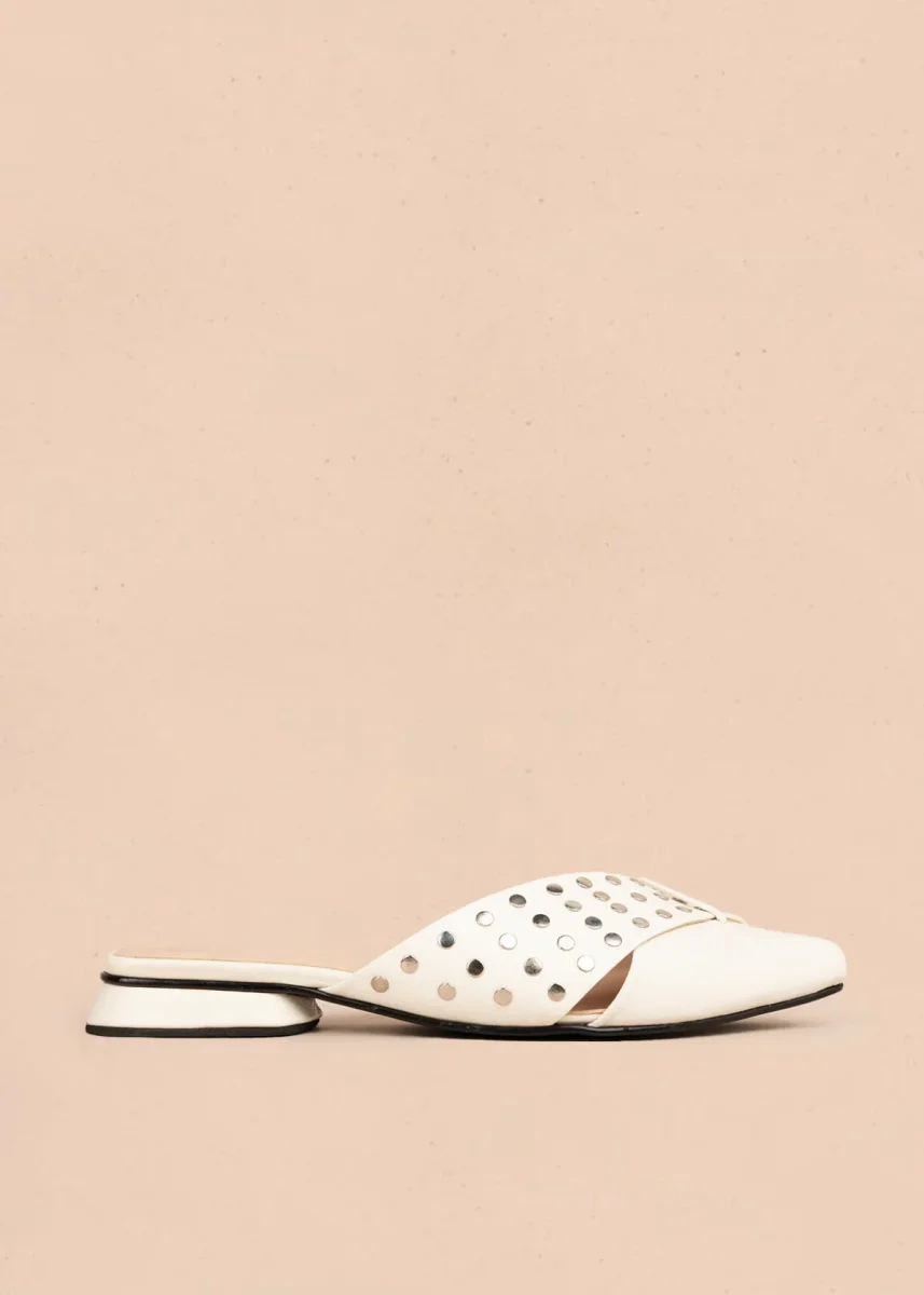 Zuecos en cuero color talco con taches 106151