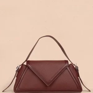 Bolso cartera color vinotinto con diseño triangular y acabados metálicos 106179