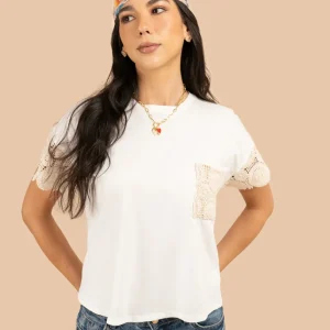 Camiseta básica color blanco con bolsillo y mangas bordadas 106226