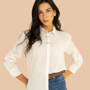 Blusa color blanco con líneas verticales y botones en moño 106238