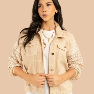 Chaqueta color arena en denim y mangas tejidas 106240