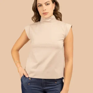 Blusa color arena con cuello alto y manga sisa 106303