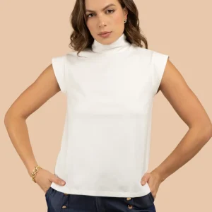 Blusa color blanco con cuello alto y manga sisa 106303