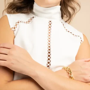 Blusa color blanco con cuello alto y detalles calados 106312