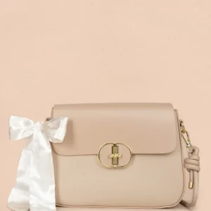 Bolso manos libres color beige con solapa lisa y pañoleta decorativa 106345