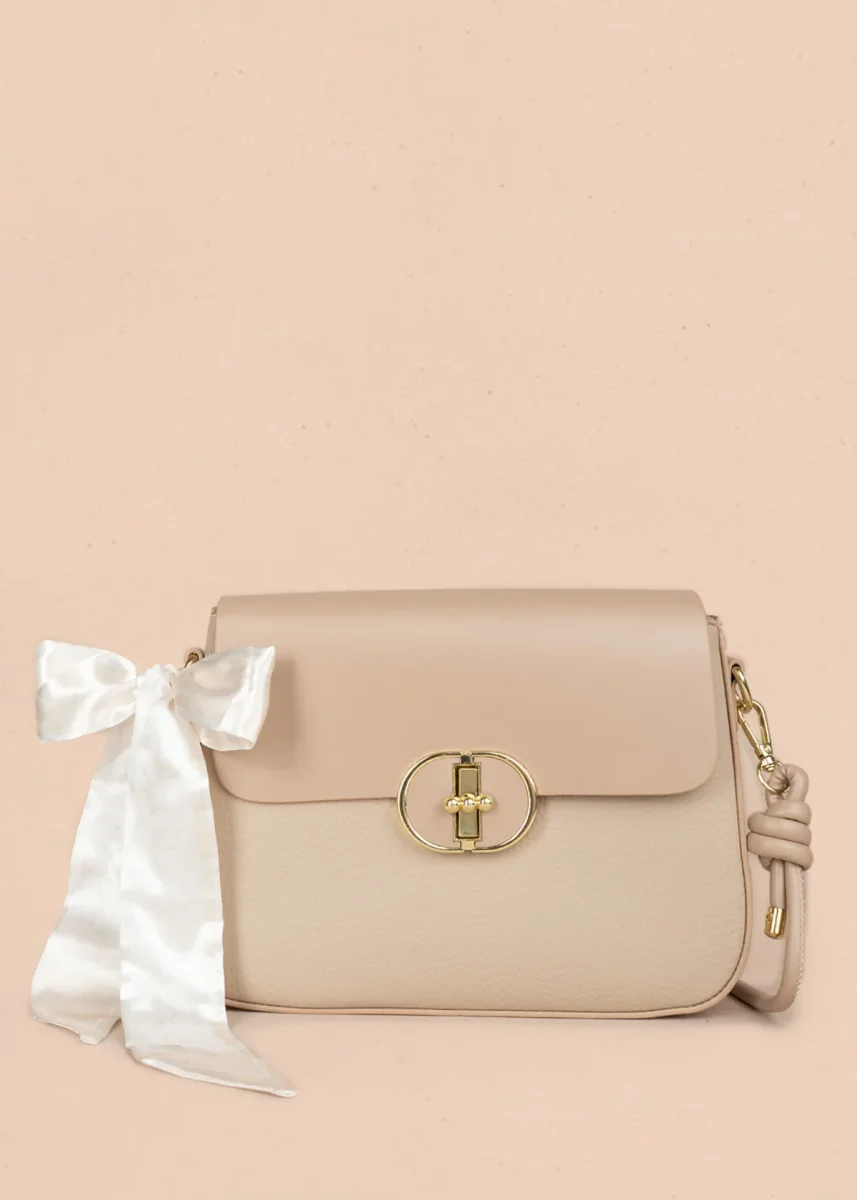 Bolso manos libres color beige con solapa lisa y pañoleta decorativa 106345