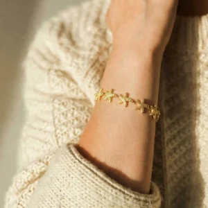 Pulsera color dorado con dijes de estrellas de mar 106397