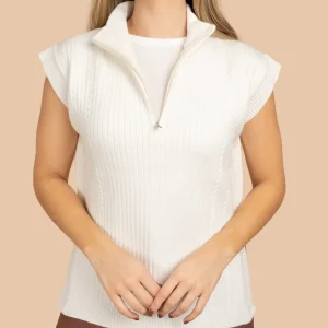 Chaleco color beige tejido acanalado y cierre en cuello 106442