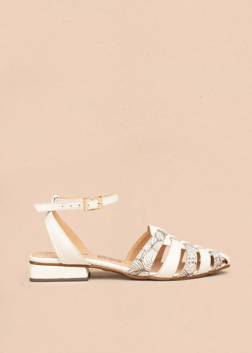 Tacones trabilla en cuero color talco tipo cangrejera 106508
