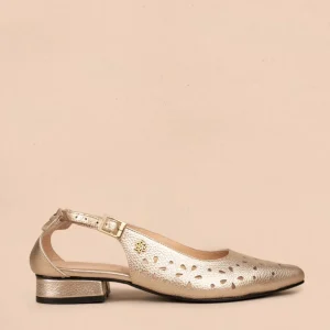 Tacones trabilla en cuero color champaña con perforaciones florales 106560