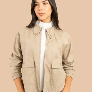 Chaqueta color beige con bolsillos delanteros y botones plateados 106579