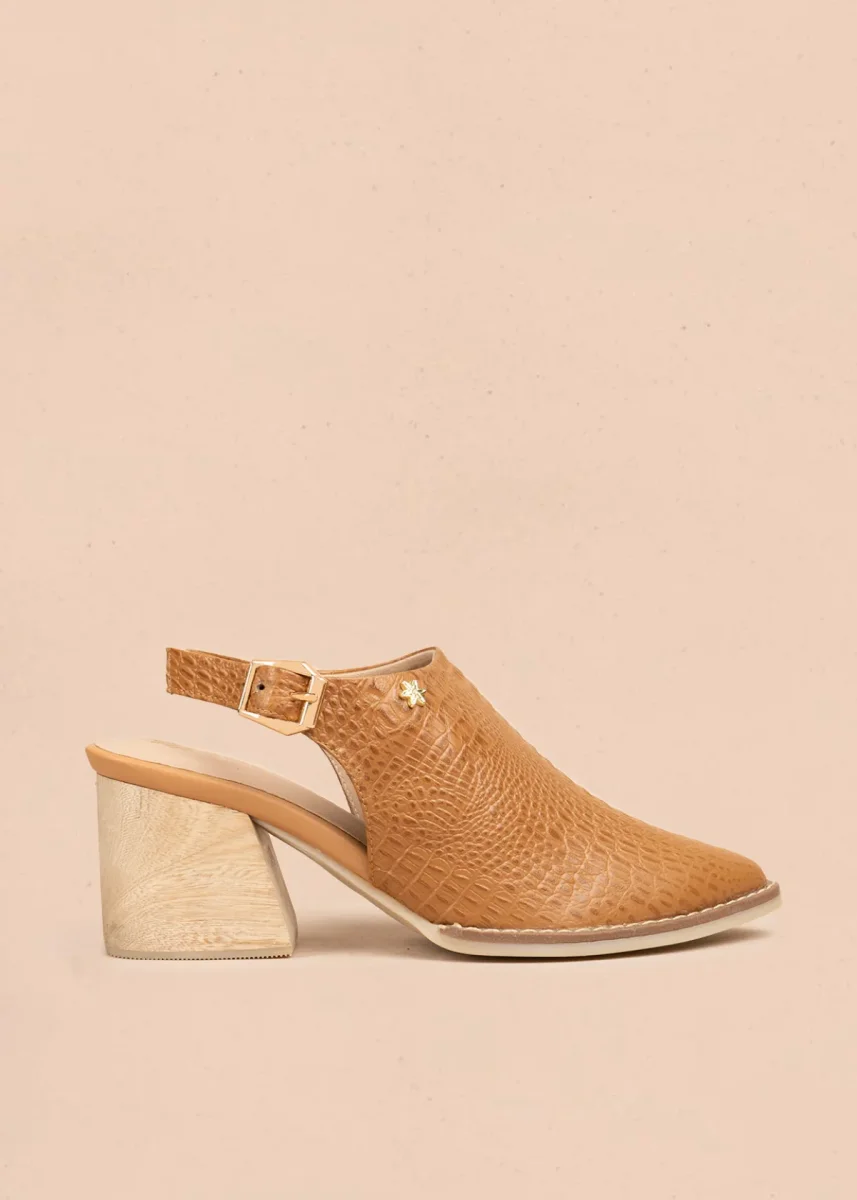 Botines en cuero color miel con textura croco y tacón en madera 106626