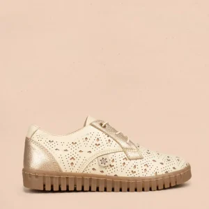 Atadura en cuero beige con calado geométrico y cordones con herrete dorado 106691