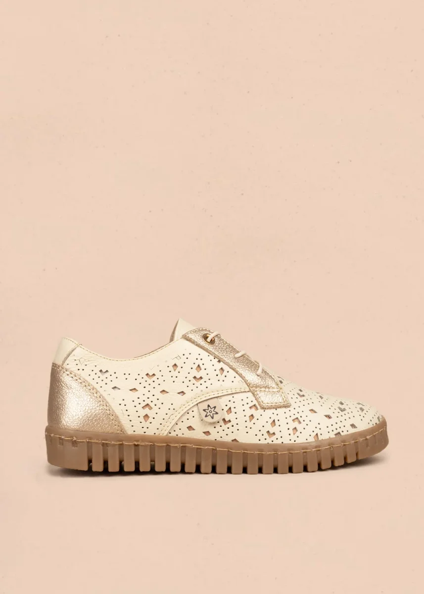 Atadura en cuero beige con calado geométrico y cordones con herrete dorado 106691