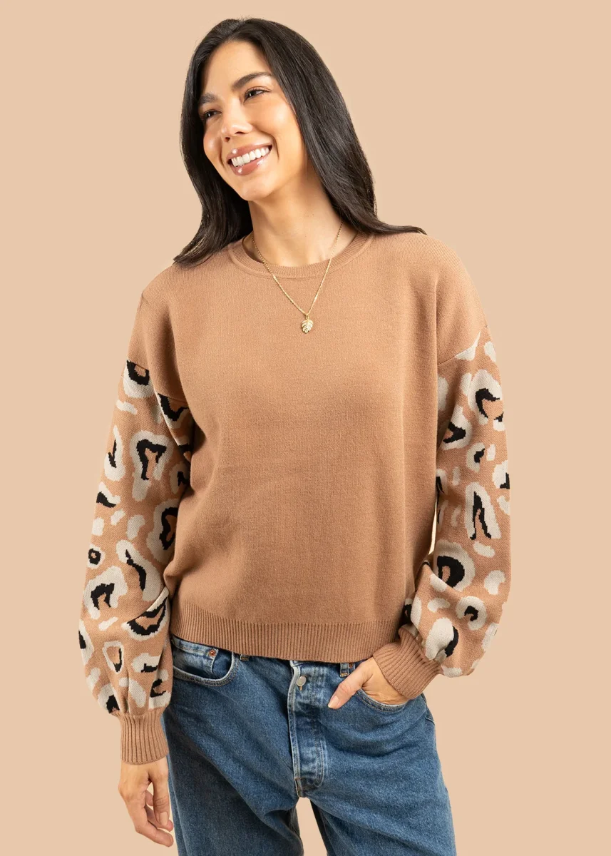 Buzo color camel con mangas animal print 106758