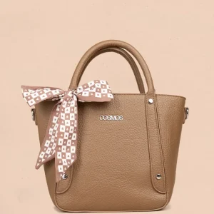 Bolso  texturizado con remaches plateados color café 106791