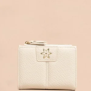 Billetera compacta para mujer color crema con cierre y broche floral 106794