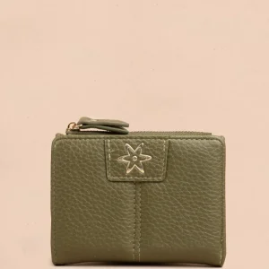 Billetera compacta para mujer color verde con cierre y broche floral 106794