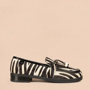 Mocasín en cuero color negro animal print cebra con cordón decorativo 106951