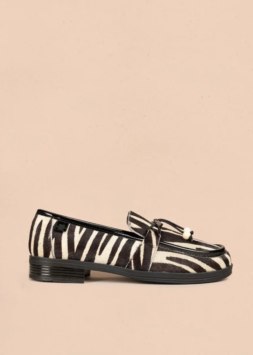 Mocasín en cuero color negro animal print cebra con cordón decorativo 106951