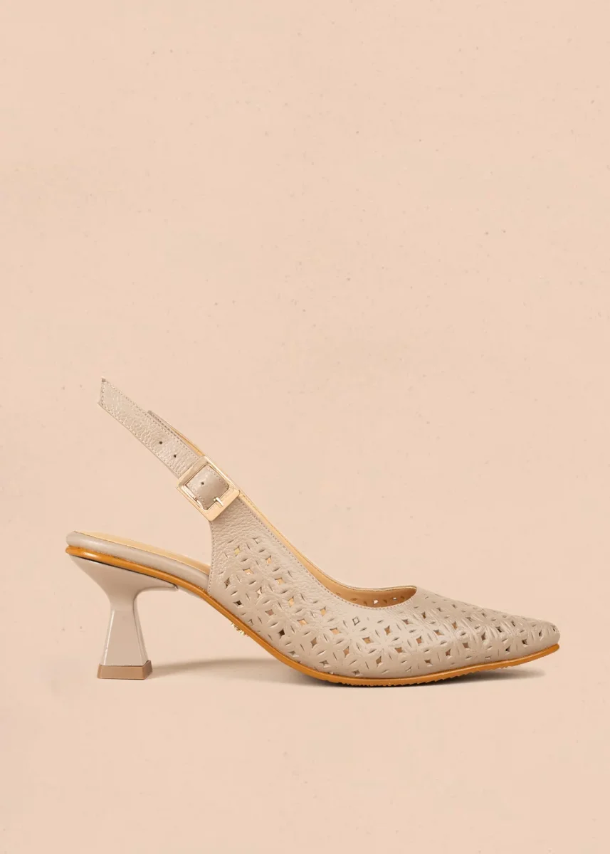 Tacones en trabilla color arena perforados en flor con correa trasera 107048