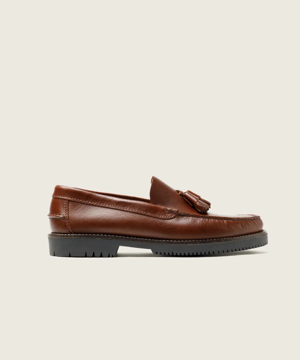 ZAPATO MOCASIN HOMBRE COSIDO A MANO COLOR MARRON SEAHORSE BORLAS PISO APACHE GOMA